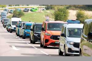 Nahm kein Ende: Der Konvoi zu Ehren des 60. Jubiläums des Ford Transit, der mittlerweile vier Baureihen seinen Namen leiht. | Foto: Ford