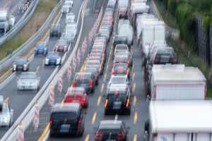 Viel zu viel Verkehr - und der falsche: Die Emissionen speziell auch im Verkehrsbereich bescheren Deutschland einen frühen "Erdüberlastungstag", der bereits am 10. Mai datiert. Ab dann lebt und fährt die hiesige Gesellschaft auf Pump. | Foto: dpa/Peter Steffen