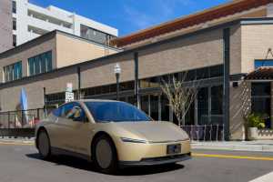 Macht Ärger mit den Behörden: Teslas autonomes Robotaxi namens Cybercab. | Foto: dpa/Andrej Sokolow