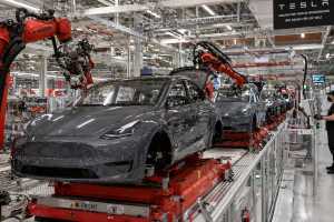Immer weniger Mitarbeiter bauen immer mehr Fahrzeuge - Effizienz ist laut Werksleiter André Thierig das wichtigste im Tesla-Werk Grünheide.| Foto: taxi-heute Redaktion