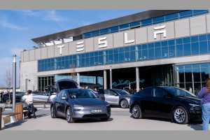 Beim Tesla-Werk in Grünheide stehen die neuen Model Y bereit.| Foto: Tesla