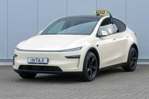 Das aktuelle Tesla Model Y kann bei INTAX wieder mit einer Taxi-Ausstattung versehen werden. | Foto: intax.de