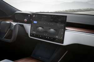 Fährt (fast) wie von selbst: Vor allem Teslas angeblicher "Auto Pilot" wird von Experten kritisiert. Außerdem könne der Mensch nicht so schnell reagieren, wie es im Notfall dringlich wäre. | Foto: Tesla