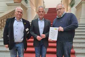 Leszek Nadolski, Berlin Taksi Esnaf Birliği e.V. başkanı (solda), Tino Schopf, Berlin Eyaleti Temsilciler Meclisi'ndeki SPD grubunun ulaşım politikası sözcüsü (orta), ve Thomas Kroker, Almanya Taksi ve Kiralık Araçlar Birliği Başkanı (sağda), Berlin yolcu taşıma sektörünün durumu hakkında görüş alışverişinde bulunurken. | Fotoğraf: TMV