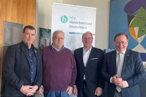 TMV-Präsident Thomas Kroker (2er v. li.) TMV-Hauptgeschäftsführer Patrick Meinhardt (re.) und TMV-Büroleiter Nico Höttges (li.) mit dem Hauptgeschäftsführer des Handelsverbandes Deutschland.| Foto: TMV
