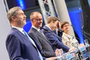 Umarım sonunda elektriklenir: Markus Söder (sol baştan sağa), Bavyera Başbakanı ve CSU Başkanı, Friedrich Merz, Birlik Partileri Şansölye Adayı ve CDU Federal Başkanı, Lars Klingbeil, SPD Meclis Grubu ve Federal Başkanı, ve Saskia Esken, SPD Federal Başkanı, koalisyon anlaşmasının tanıtımı için Union ve SPD partisinin başkanlarının Paul-Löbe-Haus'taki basın toplantısını veriyorlar. | Fotoğraf: Michael Kappeler/dpa