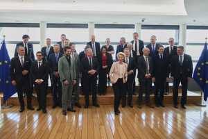 Die Präsidentin der Europäischen Kommission, Ursula von der Leyen, vorne in der Mitte, posiert für ein Gruppenfoto mit führenden Vertretern der Automobilindustrie vor einem Treffen in der EU-Zentrale. (Foto: Virginia Mayo/AP/dpa)