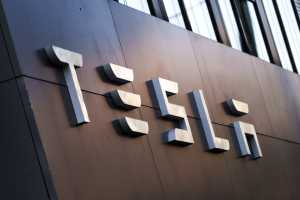 Tesla startet mit einem Pilotprojekt für autonomes Fahren unter begrenzten Bedingungen. | Foto: Andreas Arnold via dpa