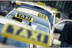 Die wirtschaftliche Situation der Taxibetriebe unterscheidet sich regional deutlich. Nicht überall geht die Zahl der Unternehmen zurück. | Foto: Ole Spata/dpa