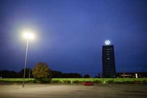 Hell-Dunkel-Kontrast in Wolfsburg: Auch weil die E-Autos so erfreulich boomen, sinkt bei VW die Marge. | Foto: dpa/Julian Stratenschulte
