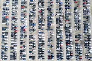 Mehr Stromer, weniger Hybride - und weiter mauer Gesamtmarkt: Das ist die Prognose des Branchenverbands VDA für das nächste Jahr. Im Bild: Neuwagenauslieferung bei VW in Wolfsburg. | Foto: dpa/Julian Stratenschulte