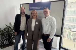 Sascha Waltemate (VSPV), Isabell Frisch (NRW.MOBIDROM GmbH) und Tobias Schiestel (MUNV NRW) beim Tag der offenen Tür des MOBIDROM (v. l. n. r.).| Foto: VSPV