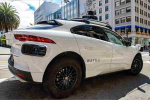 Ein fahrerloses Robotaxi der Google-Schwesterfirma Waymo ist im Straßenverkehr unterwegs.| Foto: Andrej Sokolow, dpa