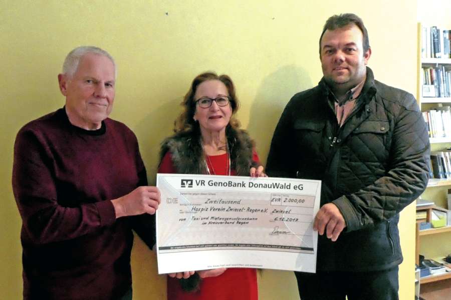 Heidemarie Horenburg, Vorsitzende des Hospizvereins, nahm den Spendenscheck von Schatzmeister Fritz Kraus (l.) und dem Kreisvorsitzenden Klaus Danzer entgegen. | Bild: Hospizverein