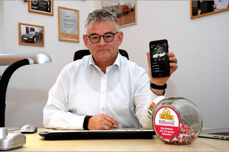 Per App kann Lutz Möbius eine Menge Funktionen an seinem Tesla steuern und abends ein Update aller Fahrzeugfunktionen über das Internet einleiten. | Bild: Dietmar Fund