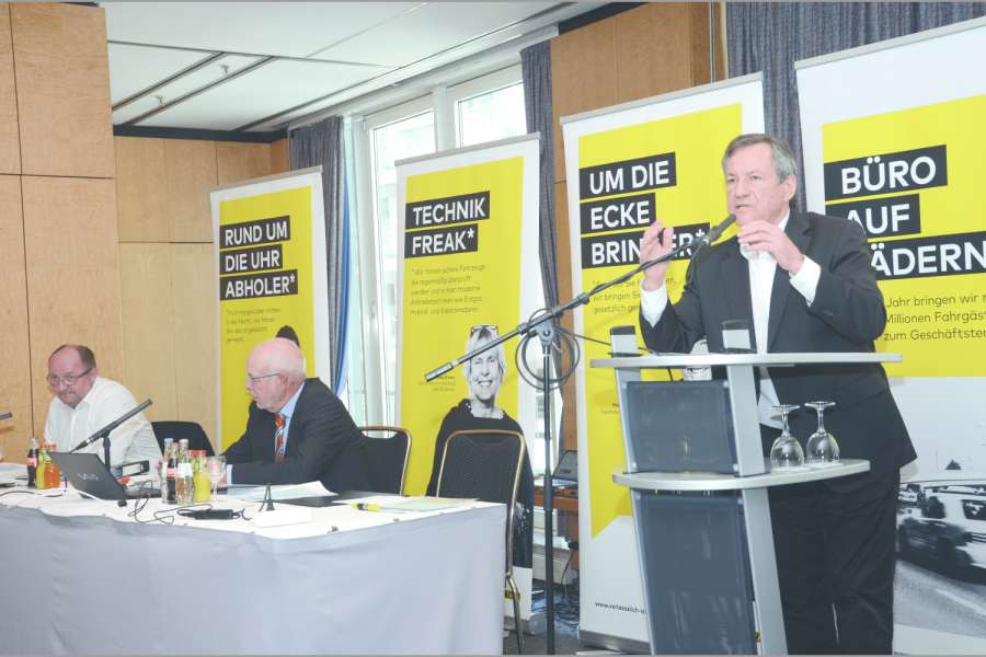 BZP-Vize Hermann Waldner (r.) plädierte dafür, das Taxisharing weiter zu verbreiten. BZP-Geschäftsführer Thomas Grätz (M.) und sein Vize Frederik Wilhelmsmeyer hatten dieses Mal nur „Nebenrollen“. | Bild: Dietmar Fund