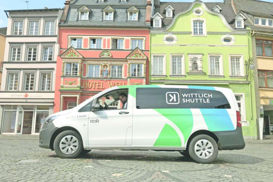 Die beiden „Willich Shuttles“ sind auffällig foliert und mit ioki-Logo beklebt worden. | Bild: ioki