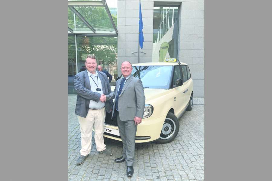 Dirk Holl hat bei Phil Henrick eines der ersten LEVC-Taxis mit Elektroantrieb und Range-Extender bestellt. Bild: Taxi-Holl