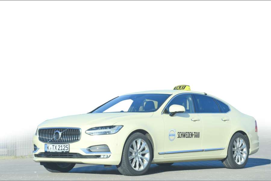 Volvo hält einen Pool von aktuell zehn Leihtaxis bereit und unterstützt die Händler, wenn sie Taxikunden die Türwerbung bezahlen. Bild: Dietmar Fund
