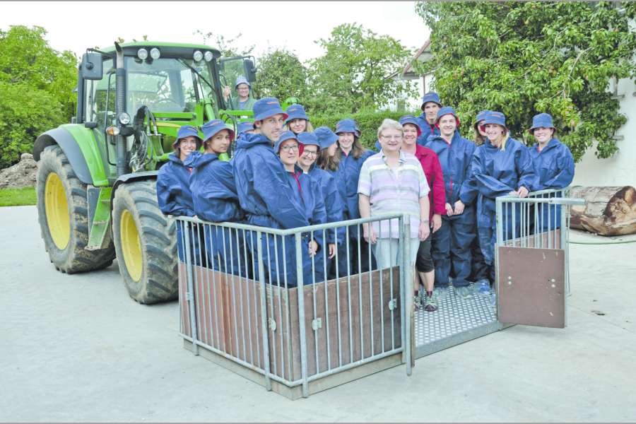Im Juli 2018 fuhr auch eine Gruppe angehender Grundschullehrerinnen im Ferkeltaxi, die das Programm „Erlebnis Bauernhof“ kennenlernen wollte. Bild: Dietmar Fund