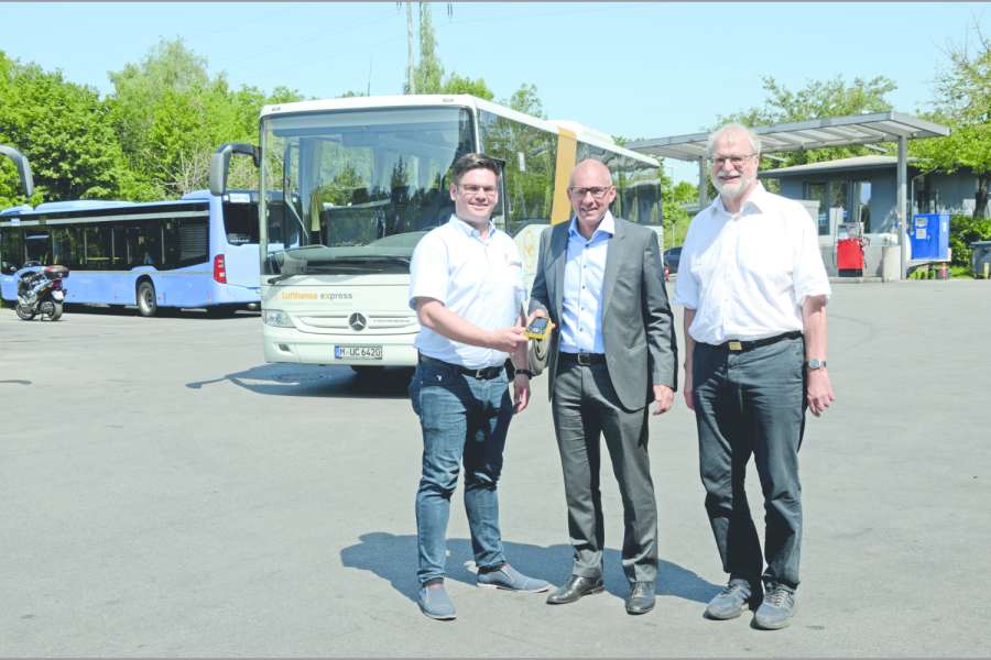 Matthias Fay (v.l.) und Nico Schoenecker von Autobus Oberbayern finden, dass der Taxi-Butler von Peter Moen die Taxi-Bestellung für die „letzte Meile“ stark vereinfacht. Bild: Dietmar Fund
