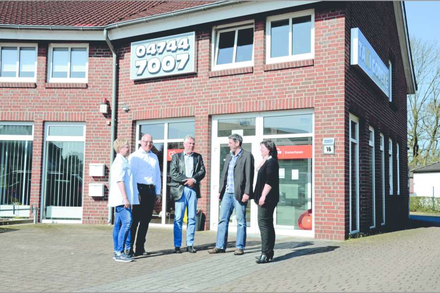 Andrea (v.l.) und Stefan Gödeke tauschen sich wegen der AST-Verkehre eng mit Dipl.-Ing. Jörg Fröhlich von Bremerhaven Bus (M.) und mit Gabi Kasten vom Landkreis Cuxhaven aus. Marc Looden (2.v.r.) wird oft mit einbezogen. Bild: Dietmar Fund