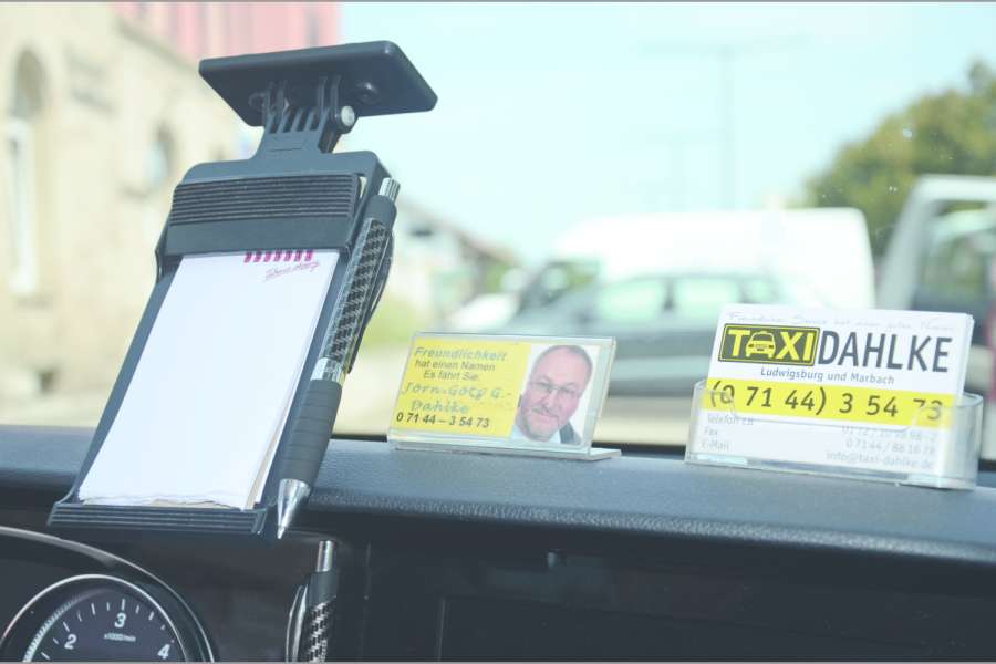 Ein Fahrerschild kann die örtliche Taxiordnung vorschreiben. In der BOKraft ist es, anders als ein Schild mit dem Namen des Unternehmers und seinem Betriebssitz, nicht vorgeschrieben. Bild: Dietmar Fund
