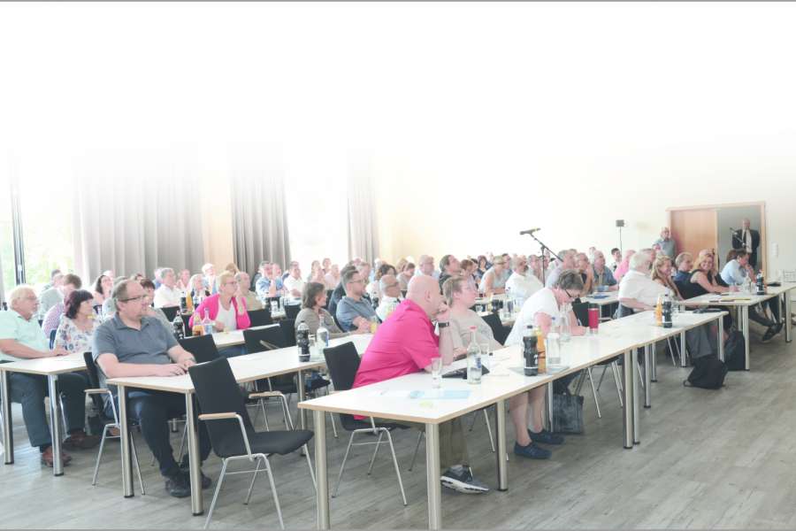 Wie vor zwei Jahren zum Thema Fiskaltaxameter war der Tagungsraum in Pescheks Seminarhotel mit rund 130 Teilnehmern gut gefüllt. Bild: Dietmar Fund