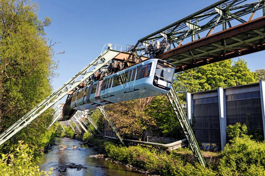 Die Schwebebahn und andere Sehenswürdigkeiten Wuppertals können sich Touristen jetzt auch von Taxi-Stadtführern erklären lassen. Bild: Malte Reiter / Wuppertal Marketing