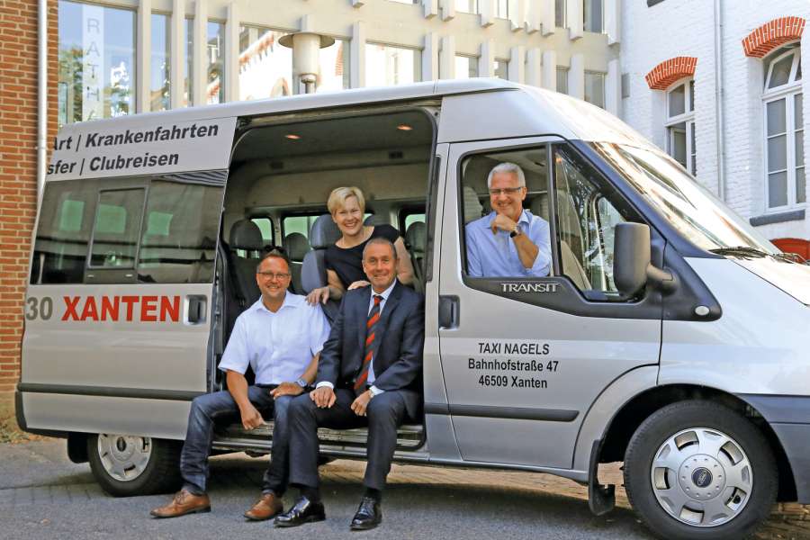 Bürgermeister Thomas Görtz (v.l.), Guido Lohmann und Elisabeth Maas stellten das Projekt vor. Dietmar Nagels steuert den Bus. Bild: Armin Fischer