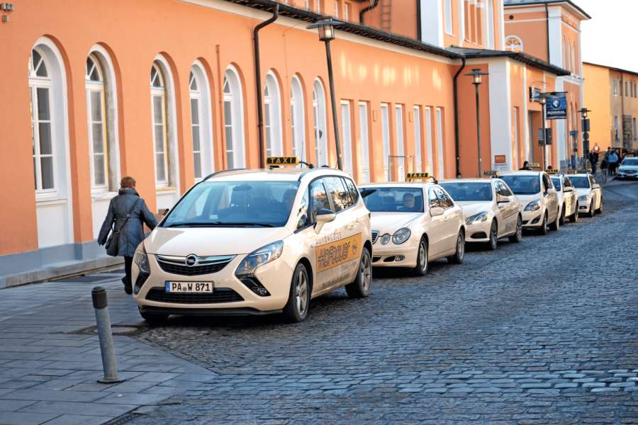 Auch in Passau wird die nächtliche Bestellbarkeit von Taxis als problematisch empfunden. Bild: Dietmar Fund