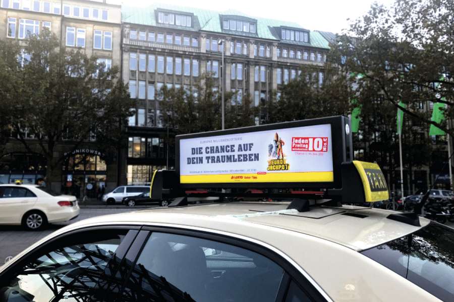 Solche Dachwerbeträger sind das Markenzeichen von Taxi-AD. Bild: Taxi-AD