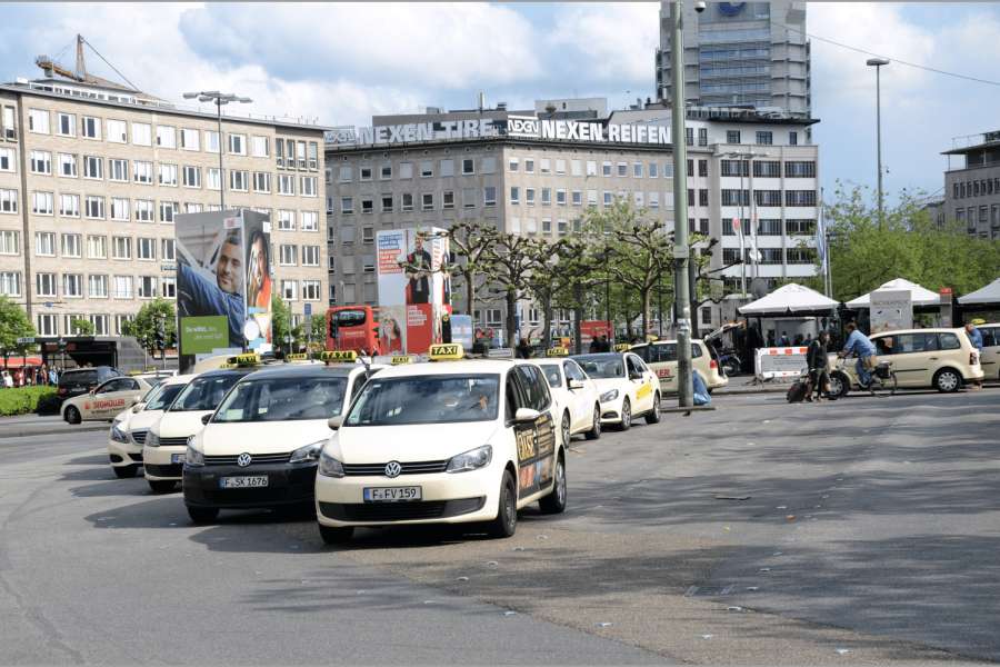 Da das Fahrverbot nur für Dieselmodelle bis Euro 5 gilt, dürften die meisten Frankfurter Taxiunternehmer davon nicht betroffen werden. Bild: Dietmar Fund
