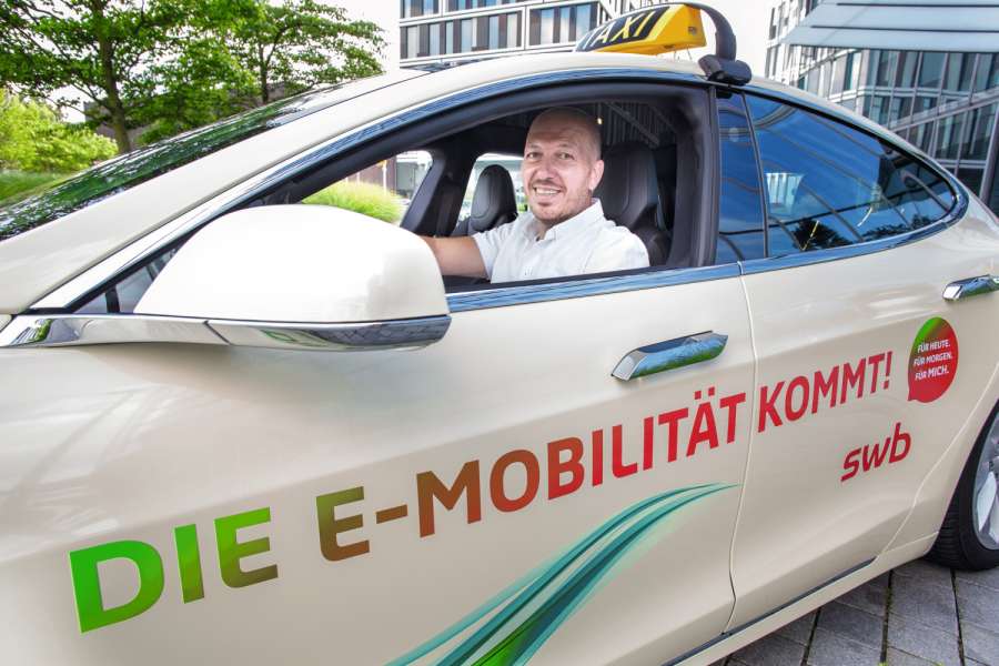 Mustafa Catalbas und sein Frau Inga bewerben das schmucke Elektrotaxi höchst professionell. Bild: Tobias Mittmann / Catalbas KG