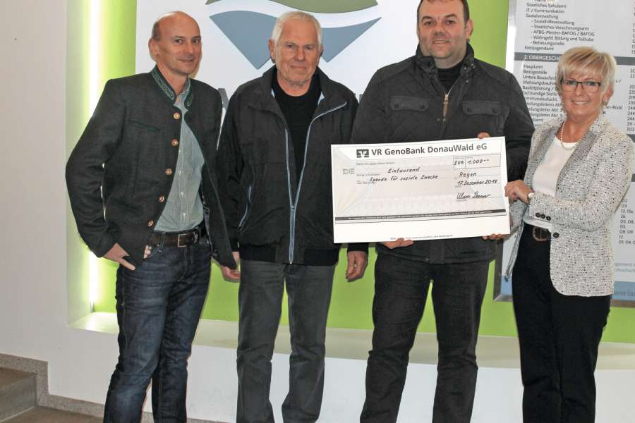 Sozialamtsleiter Horst Kuffner (l.) und Landrätin Rita Röhrl freuten sich über den symbolischen Scheck, den Fritz Kraus (2.v.l.) und Klaus Danzer überreichten. Bild:  Langer/Landkreis Regen