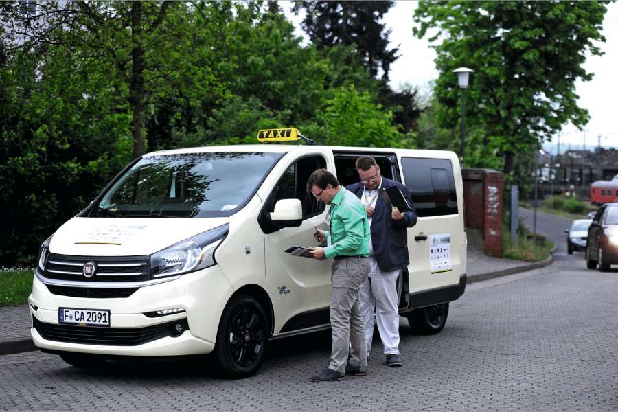 Sebastian (vorn) und sein Bruder Dirk Holl probieren immer wieder etwas Neues aus – wie hier beim Wettbewerb „Taxi des Jahres 2017“. Bild: Werner Kuhnle