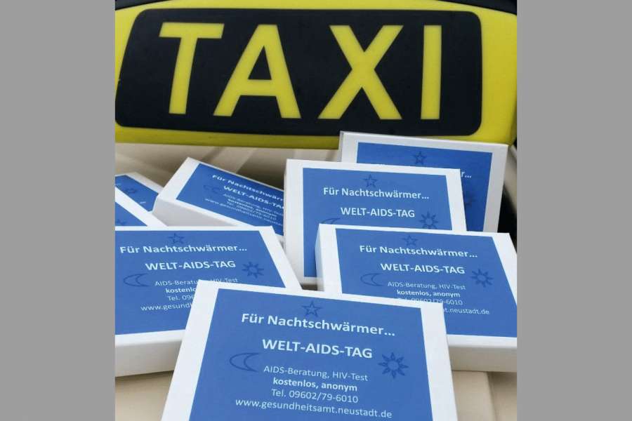 Solche Päckchen verteilten die Oberpfälzer Taxifahrer. Bild: Landratsamt Neustadt an der Waldnaab