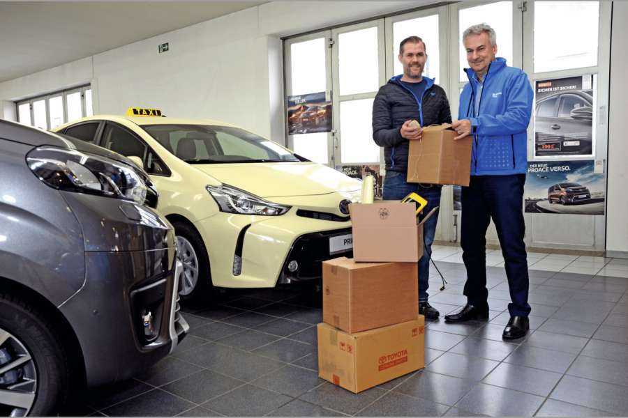 Michael Grünig (l.) und Peter Szitar und haben über ihren Service eine große Taxiflotte zu ihrem neuen Arbeitgeber Autohaus Körmer mitgenommen. Bild: Dietmar Fund