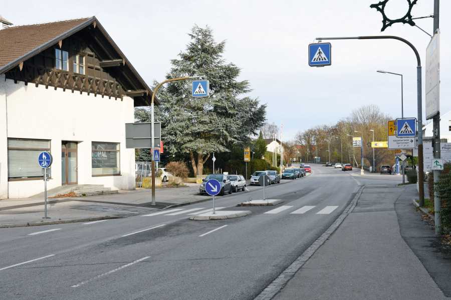 An Stellen, an denen wie hier ein Zebrastreifen und ein Radweg aufeinandertreffen, müssen Fahrerinnen und Fahrer von Taxis und Mietwagen generell sehr vorsichtig sein und bei Kindern erst Recht. Bild: Dietmar Fund