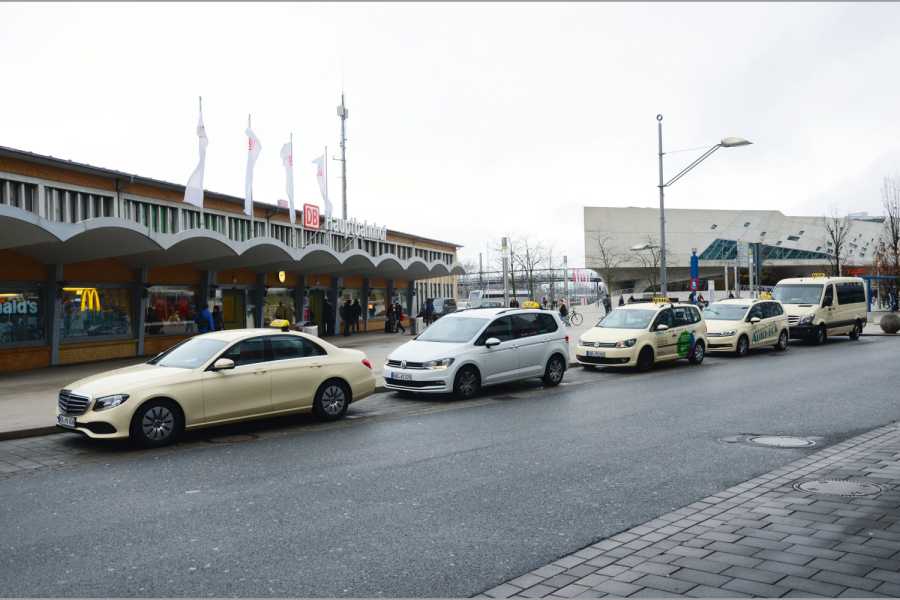 Gerade an den Taxiständen der Großstädte trifft man häufig und ungepflegte und schlecht gekleidete Taxifahrer. Bild: Dietmar Fund