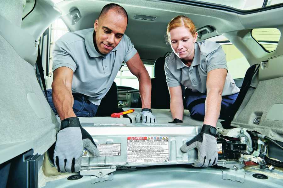 Um an die Hybridbatterie des Toyota Prius zu kommen, muss erst die Rückbank ausgebaut werden. Das dürfen nur geschulte Mitarbeitende erledigen. Bild: Bosch
