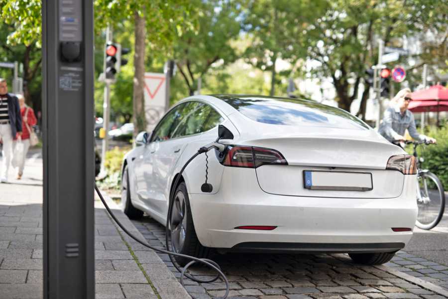 19 Prozent der Befragten nutzen bereits ein Elektro- oder Hybridfahrzeug bzw. planen, in naher Zukunft auf ein solches umzusteigen. Bild: Shutterstock