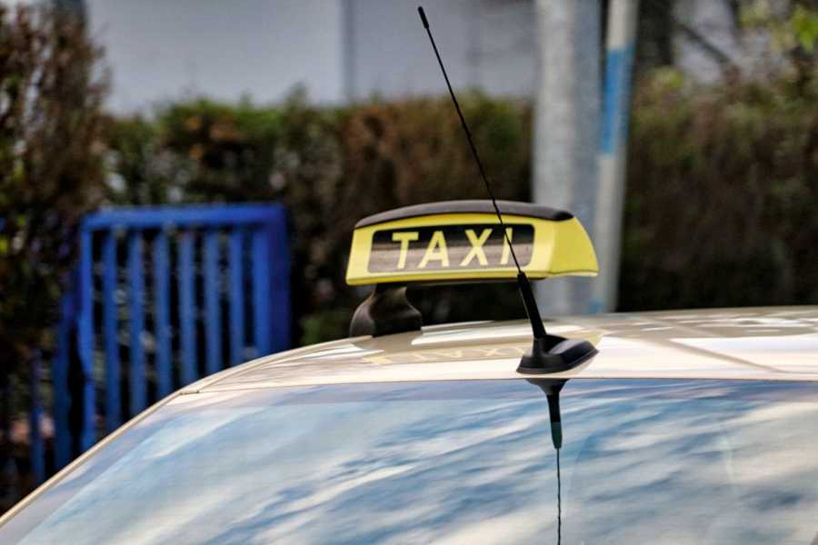Die persönliche Zuverlässigkeit des Antragstellers als Unternehmer ist unabhängig von der Größe seines Betriebs. So konnte ein Taxiunternehmer dem Entzug seiner Genehmigung durch die Behörden auch nicht durch die Verkleinerung seines Betriebes entgehen. Bild: Planetfox auf Pixabay
