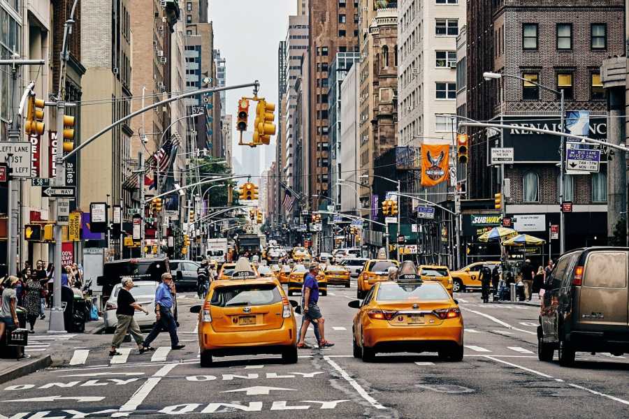 Immer mehr Hybrid-Taxis auf New Yorks Straßen sorgen für eine spürbare Verbesserung der Luftqualität. Bild: Fabien Bazanegue/Unsplash