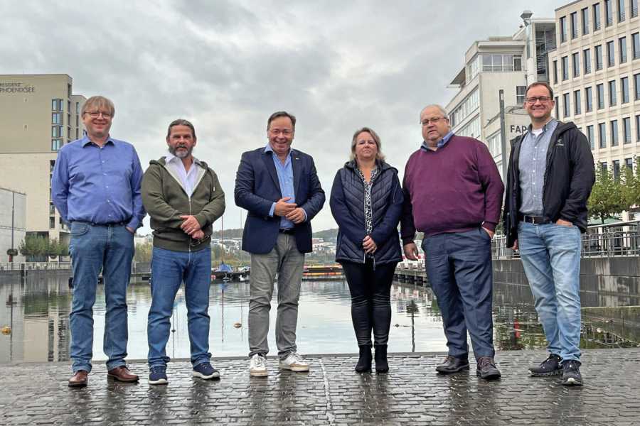 Vizepräsident Jörg Füchtenschnieder, Schatzmeister Alfred Lehmair, Hauptgeschäftsführer Patrick Meinhardt, Vizepräsidentin Gundula Hauenstein, Präsident Thomas Kroker und Vizepräsident Markus Gossmann vom TMV präsentieren die "Wahlprüfsteine" des Verbandes. Bild: TMV