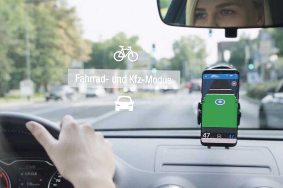 Entwickelt von der Münchner Firma GEVAS software, soll die App Autofahrern und Radfahrern helfen, die nächste Ampel bei Grün zu erreichen – durch gezielte Tempoempfehlungen und präzise Prognosen. Bild: GEVAS