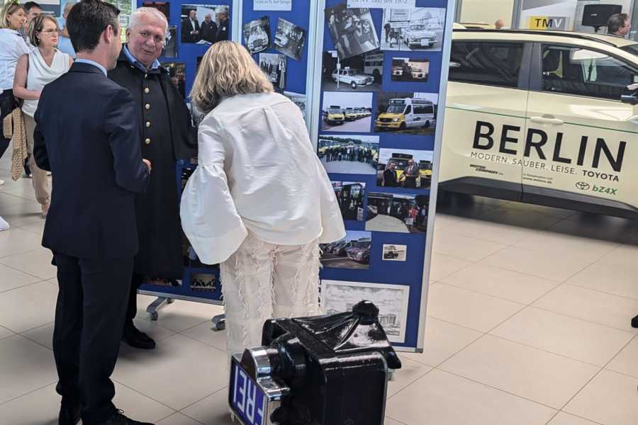 Leszek Nadolski zeigt Berlins Mobilitätssenatorin Ute Bonde die bewegte
Geschichte der Taxi-Innung. Bild: T. Kanzler