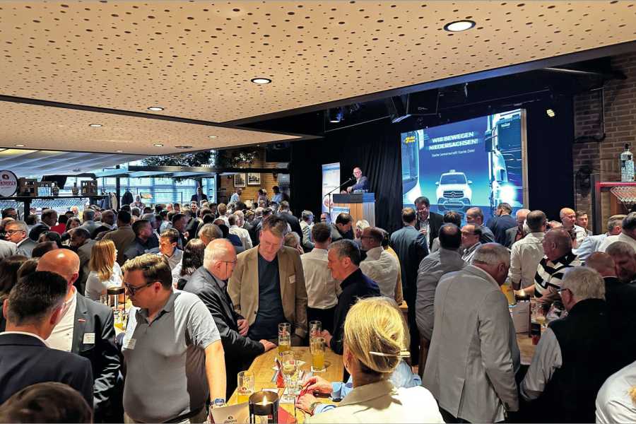 Das Brauhaus Ernst August in Hannover war überfüllt, das Bier floss, die Currywurst gab‘s aber erst nach den Vorträgen. Bild: T. Kanzler