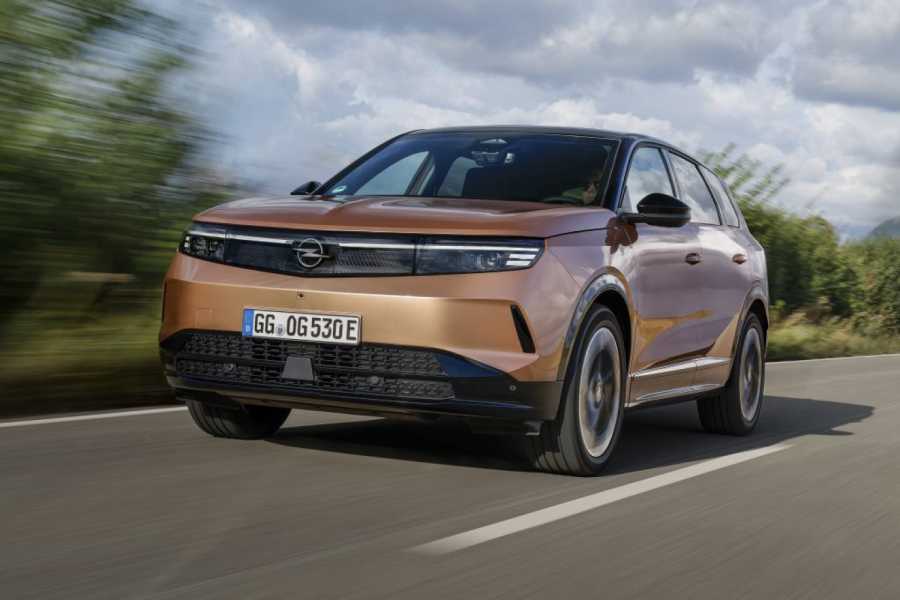 Flaggschiff in Kupfer: Der Farbton soll den Anspruch des neuen Grandland unterstreichen, der künftig den oberen Abschluss des Portfolios bildet. Und besonders als BEV überzeugt. | Foto: Opel