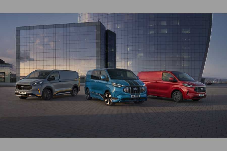 Dreimal Transit Custom: Auch der Stromer, der sich durch einen silbernen und geschlossenen Grill vom Diesel (rechts) unterscheidet, ist ab sofort bestellbar. Zudem gibt es einen Plug-in-Hybrid sowie die Sondermodelle Active und Sport. | Foto: Ford Pro